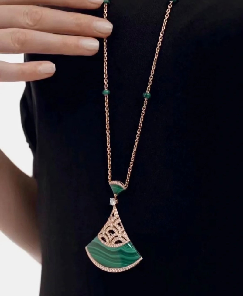 Bv1g*ai necklaces